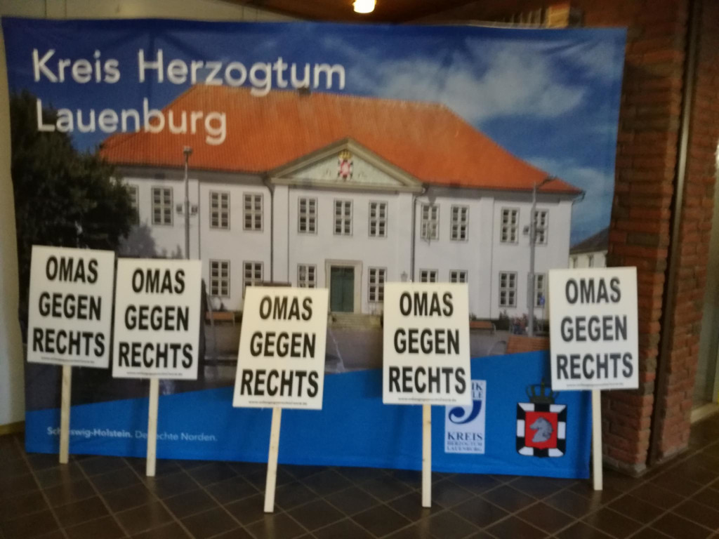 Schilder der Omas Gegen Rechts